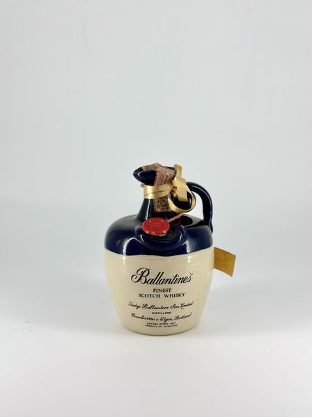 Ballantine's Finest Blended Scotch Whisky in Ceramic Jug  - Asta Vini e Distillati. D'Annata, Pregiati e da Collezione - Associazione Nazionale - Case d'Asta italiane