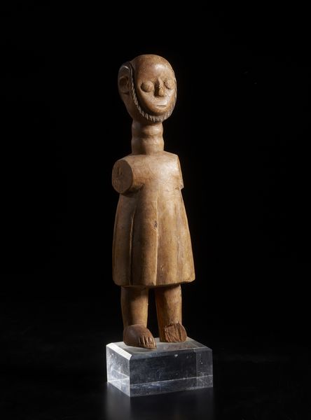 Ewe - Ghana : Scultura antropomorfa maschile di dignitario con barba,  tunica e senza braccia.Legno duro a patina chiara e pigmenti.  - Asta Asta 422 | AFRICA, OCEANIA E AMERICHE - ARTIGIANATO AFRICANO: VARI COMMITTENTI E SELEZIONE DALLA COLLEZIONE BARTOLOMUCCI Online - Associazione Nazionale - Case d'Asta italiane