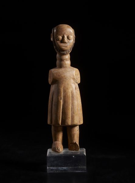 Ewe - Ghana : Scultura antropomorfa maschile di dignitario con barba,  tunica e senza braccia.Legno duro a patina chiara e pigmenti.  - Asta Asta 422 | AFRICA, OCEANIA E AMERICHE - ARTIGIANATO AFRICANO: VARI COMMITTENTI E SELEZIONE DALLA COLLEZIONE BARTOLOMUCCI Online - Associazione Nazionale - Case d'Asta italiane