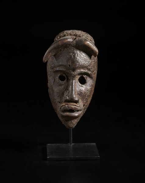 Dan - Costa d'Avorio/Liberia : Maschera antropomorfa con corna. Legno duro a patina nera crostosa.  - Asta Asta 422 | AFRICA, OCEANIA E AMERICHE - ARTIGIANATO AFRICANO: VARI COMMITTENTI E SELEZIONE DALLA COLLEZIONE BARTOLOMUCCI Online - Associazione Nazionale - Case d'Asta italiane