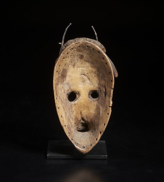 Dan - Costa d'Avorio/Liberia : Maschera antropomorfa con corna. Legno duro a patina nera crostosa.  - Asta Asta 422 | AFRICA, OCEANIA E AMERICHE - ARTIGIANATO AFRICANO: VARI COMMITTENTI E SELEZIONE DALLA COLLEZIONE BARTOLOMUCCI Online - Associazione Nazionale - Case d'Asta italiane