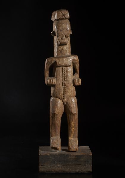 Urhobo, Nigeria : Grande scultura antropomorfa. Legno duro a patina marrone.  - Asta Asta 422 | AFRICA, OCEANIA E AMERICHE - ARTIGIANATO AFRICANO: VARI COMMITTENTI E SELEZIONE DALLA COLLEZIONE BARTOLOMUCCI Online - Associazione Nazionale - Case d'Asta italiane