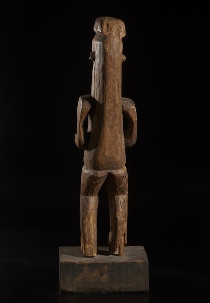 Urhobo, Nigeria : Grande scultura antropomorfa. Legno duro a patina marrone.  - Asta Asta 422 | AFRICA, OCEANIA E AMERICHE - ARTIGIANATO AFRICANO: VARI COMMITTENTI E SELEZIONE DALLA COLLEZIONE BARTOLOMUCCI Online - Associazione Nazionale - Case d'Asta italiane