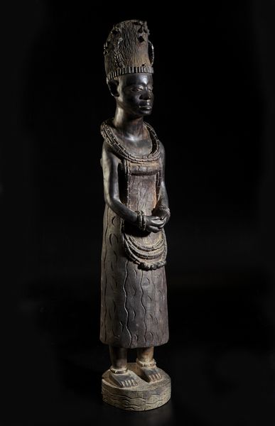 Artigianato africano : Grande scultura antropomorfa femminile rappresentante una regina africana di ottima qualit d'intaglio e dovizia di particolari.Legno duro.  - Asta Asta 422 | AFRICA, OCEANIA E AMERICHE - ARTIGIANATO AFRICANO: VARI COMMITTENTI E SELEZIONE DALLA COLLEZIONE BARTOLOMUCCI Online - Associazione Nazionale - Case d'Asta italiane