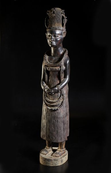 Artigianato africano : Grande scultura antropomorfa femminile rappresentante una regina africana di ottima qualit d'intaglio e dovizia di particolari.Legno duro.  - Asta Asta 422 | AFRICA, OCEANIA E AMERICHE - ARTIGIANATO AFRICANO: VARI COMMITTENTI E SELEZIONE DALLA COLLEZIONE BARTOLOMUCCI Online - Associazione Nazionale - Case d'Asta italiane