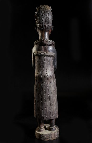 Artigianato africano : Grande scultura antropomorfa femminile rappresentante una regina africana di ottima qualit d'intaglio e dovizia di particolari.Legno duro.  - Asta Asta 422 | AFRICA, OCEANIA E AMERICHE - ARTIGIANATO AFRICANO: VARI COMMITTENTI E SELEZIONE DALLA COLLEZIONE BARTOLOMUCCI Online - Associazione Nazionale - Case d'Asta italiane