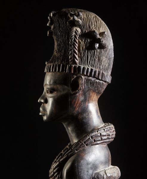 Artigianato africano : Grande scultura antropomorfa femminile rappresentante una regina africana di ottima qualit d'intaglio e dovizia di particolari.Legno duro.  - Asta Asta 422 | AFRICA, OCEANIA E AMERICHE - ARTIGIANATO AFRICANO: VARI COMMITTENTI E SELEZIONE DALLA COLLEZIONE BARTOLOMUCCI Online - Associazione Nazionale - Case d'Asta italiane