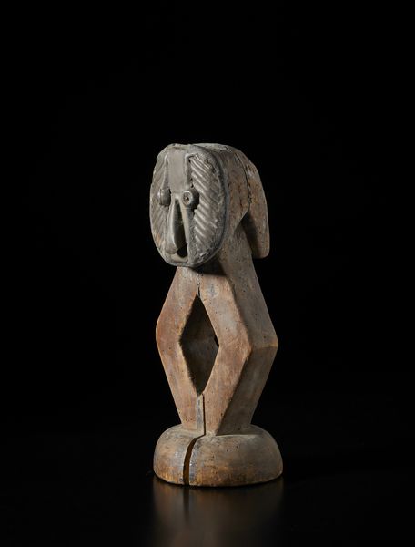 Kota - Gabon : Scultura antropomorfa stilizzata in forma di guardiano di reliquiario Mbulu ngulu. Legno e lega di rame, ferro e resine.  - Asta Asta 422 | AFRICA, OCEANIA E AMERICHE - ARTIGIANATO AFRICANO: VARI COMMITTENTI E SELEZIONE DALLA COLLEZIONE BARTOLOMUCCI Online - Associazione Nazionale - Case d'Asta italiane