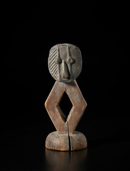 Kota - Gabon : Scultura antropomorfa stilizzata in forma di guardiano di reliquiario Mbulu ngulu. Legno e lega di rame, ferro e resine.  - Asta Asta 422 | AFRICA, OCEANIA E AMERICHE - ARTIGIANATO AFRICANO: VARI COMMITTENTI E SELEZIONE DALLA COLLEZIONE BARTOLOMUCCI Online - Associazione Nazionale - Case d'Asta italiane