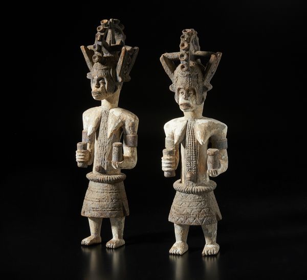 Igbo - Nigeria : Lotto composto da due sculture antropomorfe femminili con elaborate acconciature e recanti offerte. Legno, caolino e pigmenti.  - Asta Asta 422 | AFRICA, OCEANIA E AMERICHE - ARTIGIANATO AFRICANO: VARI COMMITTENTI E SELEZIONE DALLA COLLEZIONE BARTOLOMUCCI Online - Associazione Nazionale - Case d'Asta italiane