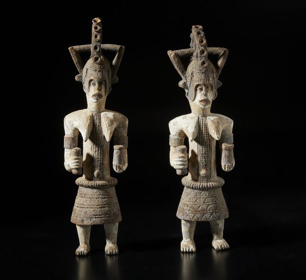 Igbo - Nigeria : Lotto composto da due sculture antropomorfe femminili con elaborate acconciature e recanti offerte. Legno, caolino e pigmenti.  - Asta Asta 422 | AFRICA, OCEANIA E AMERICHE - ARTIGIANATO AFRICANO: VARI COMMITTENTI E SELEZIONE DALLA COLLEZIONE BARTOLOMUCCI Online - Associazione Nazionale - Case d'Asta italiane