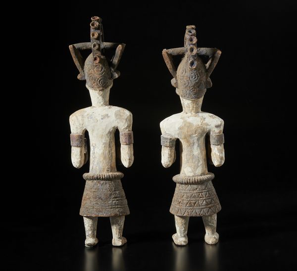 Igbo - Nigeria : Lotto composto da due sculture antropomorfe femminili con elaborate acconciature e recanti offerte. Legno, caolino e pigmenti.  - Asta Asta 422 | AFRICA, OCEANIA E AMERICHE - ARTIGIANATO AFRICANO: VARI COMMITTENTI E SELEZIONE DALLA COLLEZIONE BARTOLOMUCCI Online - Associazione Nazionale - Case d'Asta italiane