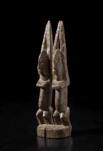 Dogon - Mali : Scultura con due figure antropomorfe stilizzate con braccia alzate.Legno duro a patina scura.  - Asta Asta 422 | AFRICA, OCEANIA E AMERICHE - ARTIGIANATO AFRICANO: VARI COMMITTENTI E SELEZIONE DALLA COLLEZIONE BARTOLOMUCCI Online - Associazione Nazionale - Case d'Asta italiane