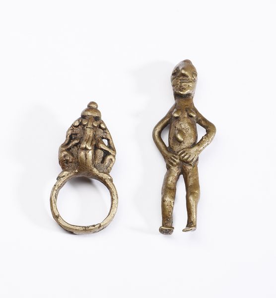 Dogon - Mali : Lotto composta da un anello Dogon con figure antropomorfe e da una piccola scultura antropomorfa in stile Mossi del Burkina Faso. Lega di rame.  - Asta Asta 422 | AFRICA, OCEANIA E AMERICHE - ARTIGIANATO AFRICANO: VARI COMMITTENTI E SELEZIONE DALLA COLLEZIONE BARTOLOMUCCI Online - Associazione Nazionale - Case d'Asta italiane