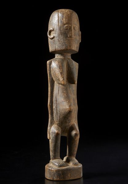 Dogon - Mali : Scultura antropomorfa femminile.Legno duro a patina bruna.  - Asta Asta 422 | AFRICA, OCEANIA E AMERICHE - ARTIGIANATO AFRICANO: VARI COMMITTENTI E SELEZIONE DALLA COLLEZIONE BARTOLOMUCCI Online - Associazione Nazionale - Case d'Asta italiane