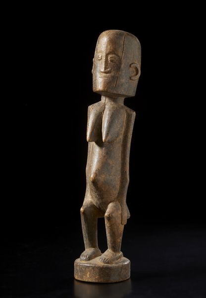 Dogon - Mali : Scultura antropomorfa femminile.Legno duro a patina bruna.  - Asta Asta 422 | AFRICA, OCEANIA E AMERICHE - ARTIGIANATO AFRICANO: VARI COMMITTENTI E SELEZIONE DALLA COLLEZIONE BARTOLOMUCCI Online - Associazione Nazionale - Case d'Asta italiane