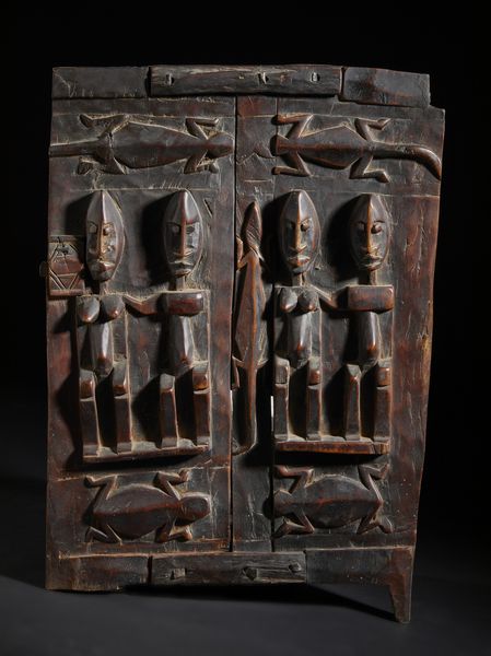 Dogon - Mali : Porta da granaio decorato con figure zoomorfe e antropomorfe. Legno duro a patina scura e metallo.  - Asta Asta 422 | AFRICA, OCEANIA E AMERICHE - ARTIGIANATO AFRICANO: VARI COMMITTENTI E SELEZIONE DALLA COLLEZIONE BARTOLOMUCCI Online - Associazione Nazionale - Case d'Asta italiane