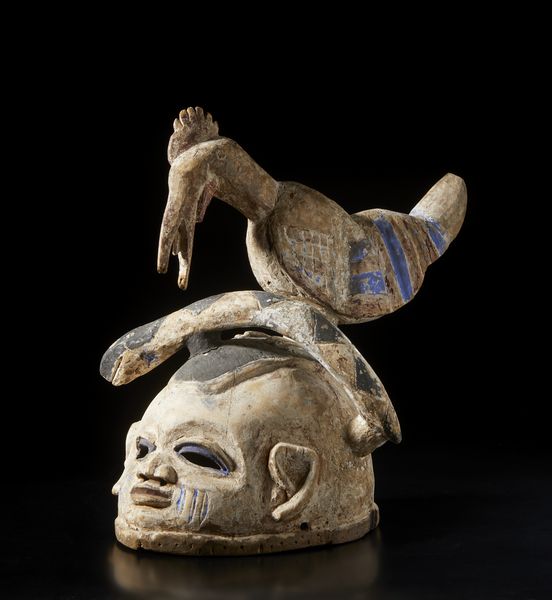 Yoruba -Nigeria : Maschera ad elmo Gelede antropomorfa con uccello e pitone. Legno, caolino e pigmenti.  - Asta Asta 422 | AFRICA, OCEANIA E AMERICHE - ARTIGIANATO AFRICANO: VARI COMMITTENTI E SELEZIONE DALLA COLLEZIONE BARTOLOMUCCI Online - Associazione Nazionale - Case d'Asta italiane