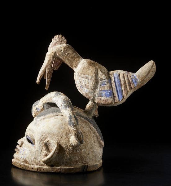 Yoruba -Nigeria : Maschera ad elmo Gelede antropomorfa con uccello e pitone. Legno, caolino e pigmenti.  - Asta Asta 422 | AFRICA, OCEANIA E AMERICHE - ARTIGIANATO AFRICANO: VARI COMMITTENTI E SELEZIONE DALLA COLLEZIONE BARTOLOMUCCI Online - Associazione Nazionale - Case d'Asta italiane