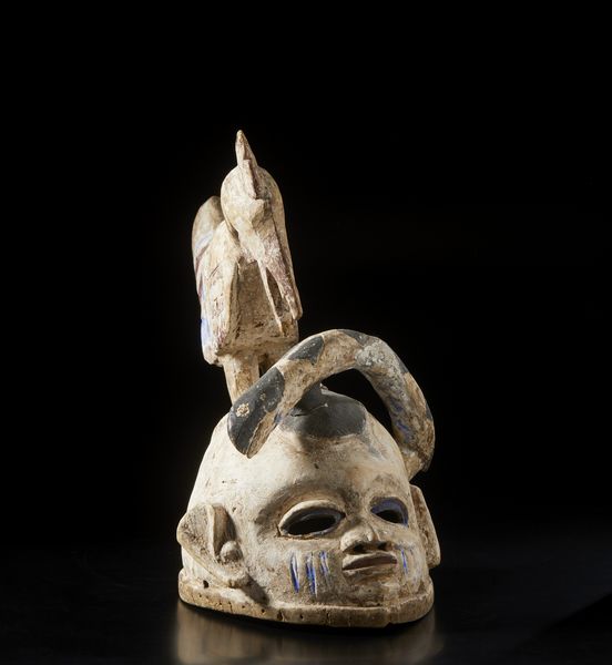 Yoruba -Nigeria : Maschera ad elmo Gelede antropomorfa con uccello e pitone. Legno, caolino e pigmenti.  - Asta Asta 422 | AFRICA, OCEANIA E AMERICHE - ARTIGIANATO AFRICANO: VARI COMMITTENTI E SELEZIONE DALLA COLLEZIONE BARTOLOMUCCI Online - Associazione Nazionale - Case d'Asta italiane