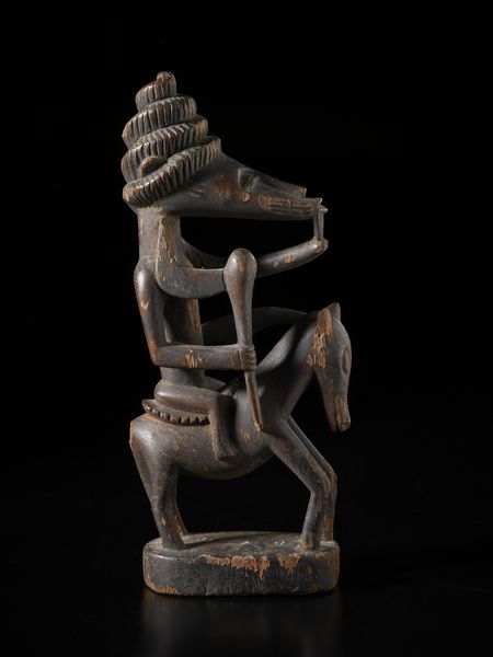 Senufo - Costa d'Avorio/Mali : Scultura in forma di cavallo e cavaliere. Legno a patina nera.  - Asta Asta 422 | AFRICA, OCEANIA E AMERICHE - ARTIGIANATO AFRICANO: VARI COMMITTENTI E SELEZIONE DALLA COLLEZIONE BARTOLOMUCCI Online - Associazione Nazionale - Case d'Asta italiane