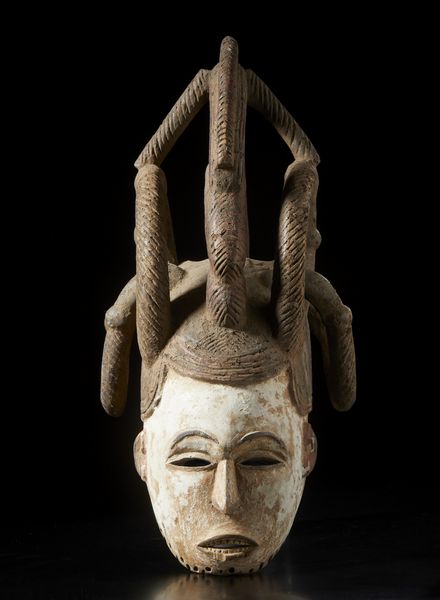 Igbo - Nigeria : Maschera a elmo antropomorfa femminile con elaborata acconciatura. Legno, colino e pigmento.  - Asta Asta 422 | AFRICA, OCEANIA E AMERICHE - ARTIGIANATO AFRICANO: VARI COMMITTENTI E SELEZIONE DALLA COLLEZIONE BARTOLOMUCCI Online - Associazione Nazionale - Case d'Asta italiane