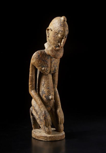 Dogon - Mali : Scultura antropomorfa maschile inginocchiata. Legno duro con tracce di patina scura.  - Asta Asta 422 | AFRICA, OCEANIA E AMERICHE - ARTIGIANATO AFRICANO: VARI COMMITTENTI E SELEZIONE DALLA COLLEZIONE BARTOLOMUCCI Online - Associazione Nazionale - Case d'Asta italiane