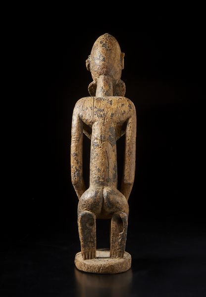 Dogon - Mali : Scultura antropomorfa maschile inginocchiata. Legno duro con tracce di patina scura.  - Asta Asta 422 | AFRICA, OCEANIA E AMERICHE - ARTIGIANATO AFRICANO: VARI COMMITTENTI E SELEZIONE DALLA COLLEZIONE BARTOLOMUCCI Online - Associazione Nazionale - Case d'Asta italiane