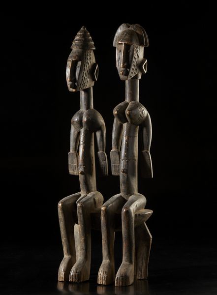 Bambara - Mali : Scultura composta da coppia di figure antropomorfe sedute su seggio, maschile e femminile, caratterizzate da elaborate acconciature e scarificazioni.Legno a patina scura.  - Asta Asta 422 | AFRICA, OCEANIA E AMERICHE - ARTIGIANATO AFRICANO: VARI COMMITTENTI E SELEZIONE DALLA COLLEZIONE BARTOLOMUCCI Online - Associazione Nazionale - Case d'Asta italiane