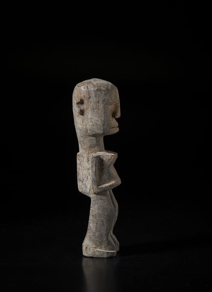 Artigianato africano : Scultura antropomorfa. Legno a patina naturale.  - Asta Asta 422 | AFRICA, OCEANIA E AMERICHE - ARTIGIANATO AFRICANO: VARI COMMITTENTI E SELEZIONE DALLA COLLEZIONE BARTOLOMUCCI Online - Associazione Nazionale - Case d'Asta italiane