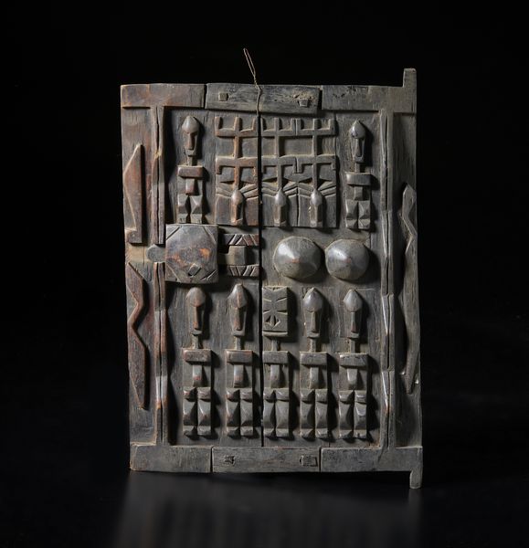 Dogon - Mali : Piccola porta con figure antropomorfe, zoomorfe e maschere Kanaga. Legno duro a patina scura e metallo.  - Asta Asta 422 | AFRICA, OCEANIA E AMERICHE - ARTIGIANATO AFRICANO: VARI COMMITTENTI E SELEZIONE DALLA COLLEZIONE BARTOLOMUCCI Online - Associazione Nazionale - Case d'Asta italiane