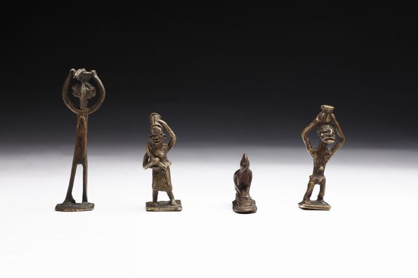 Akan - Ghana e Costa d'Avorio : Quattro piccole sculture di forma antropomorfa. Lega di rame  - Asta Asta 422 | AFRICA, OCEANIA E AMERICHE - ARTIGIANATO AFRICANO: VARI COMMITTENTI E SELEZIONE DALLA COLLEZIONE BARTOLOMUCCI Online - Associazione Nazionale - Case d'Asta italiane