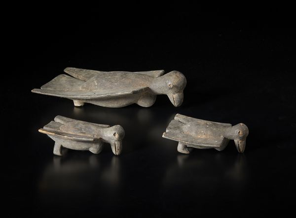 Senufo - Costa d'Avorio/Mali/Burkina Faso : Lotto composto da tre sculture a forma di uccello di varie dimensioni. Legno a patina bruna.  - Asta Asta 422 | AFRICA, OCEANIA E AMERICHE - ARTIGIANATO AFRICANO: VARI COMMITTENTI E SELEZIONE DALLA COLLEZIONE BARTOLOMUCCI Online - Associazione Nazionale - Case d'Asta italiane