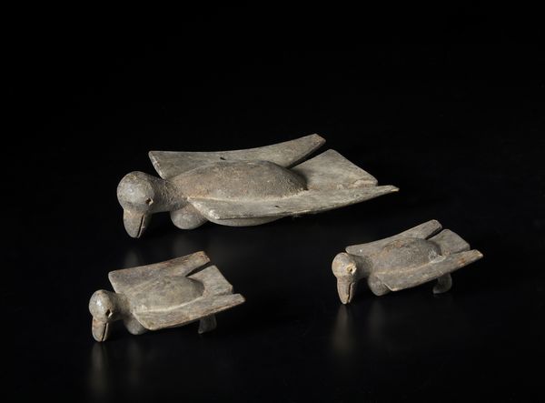 Senufo - Costa d'Avorio/Mali/Burkina Faso : Lotto composto da tre sculture a forma di uccello di varie dimensioni. Legno a patina bruna.  - Asta Asta 422 | AFRICA, OCEANIA E AMERICHE - ARTIGIANATO AFRICANO: VARI COMMITTENTI E SELEZIONE DALLA COLLEZIONE BARTOLOMUCCI Online - Associazione Nazionale - Case d'Asta italiane