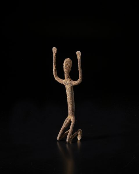 Dogon - Mali : Scultura antropomorfa stilizzata,  inginocchiata e con braccia alzate.Ferro.  - Asta Asta 422 | AFRICA, OCEANIA E AMERICHE - ARTIGIANATO AFRICANO: VARI COMMITTENTI E SELEZIONE DALLA COLLEZIONE BARTOLOMUCCI Online - Associazione Nazionale - Case d'Asta italiane