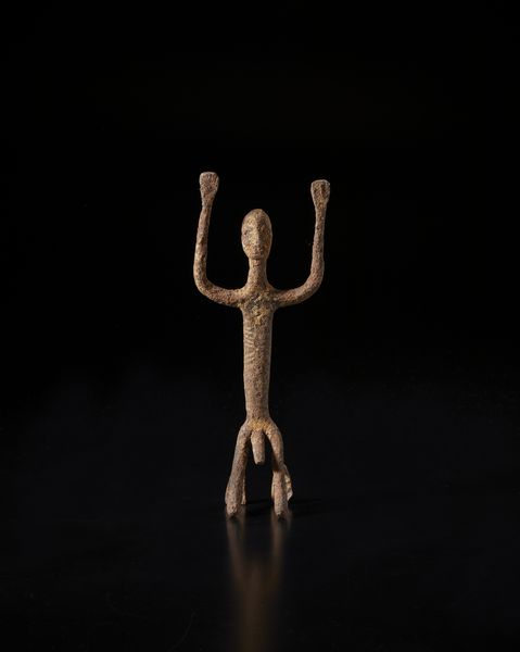 Dogon - Mali : Scultura antropomorfa stilizzata,  inginocchiata e con braccia alzate.Ferro.  - Asta Asta 422 | AFRICA, OCEANIA E AMERICHE - ARTIGIANATO AFRICANO: VARI COMMITTENTI E SELEZIONE DALLA COLLEZIONE BARTOLOMUCCI Online - Associazione Nazionale - Case d'Asta italiane