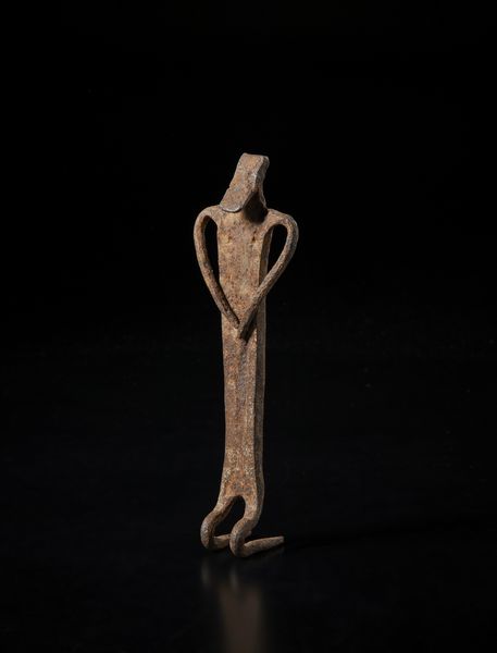 Dogon - Mali : Scultura antropomorfa stilizzata  con braccia sull'addome. Ferro.  - Asta Asta 422 | AFRICA, OCEANIA E AMERICHE - ARTIGIANATO AFRICANO: VARI COMMITTENTI E SELEZIONE DALLA COLLEZIONE BARTOLOMUCCI Online - Associazione Nazionale - Case d'Asta italiane