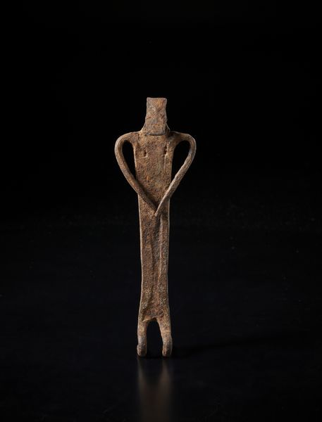 Dogon - Mali : Scultura antropomorfa stilizzata  con braccia sull'addome. Ferro.  - Asta Asta 422 | AFRICA, OCEANIA E AMERICHE - ARTIGIANATO AFRICANO: VARI COMMITTENTI E SELEZIONE DALLA COLLEZIONE BARTOLOMUCCI Online - Associazione Nazionale - Case d'Asta italiane