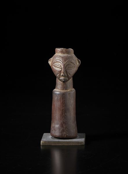 Luba - Repubblica Democratica del Congo : Piccola scultura con testa antropomorfa. Legno duro a patina marrone.  - Asta Asta 422 | AFRICA, OCEANIA E AMERICHE - ARTIGIANATO AFRICANO: VARI COMMITTENTI E SELEZIONE DALLA COLLEZIONE BARTOLOMUCCI Online - Associazione Nazionale - Case d'Asta italiane