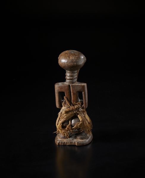 Songye - Repubblica Democratica del Congo : Scultura antropomorfa in forma di feticcio. Legno duro a patina marrone e rafia.  - Asta Asta 422 | AFRICA, OCEANIA E AMERICHE - ARTIGIANATO AFRICANO: VARI COMMITTENTI E SELEZIONE DALLA COLLEZIONE BARTOLOMUCCI Online - Associazione Nazionale - Case d'Asta italiane