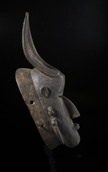 Ligbi - Ghana, Costa d'Avorio : Maschera antropozoomorfa. Legno duro a patina scura.  - Asta Asta 422 | AFRICA, OCEANIA E AMERICHE - ARTIGIANATO AFRICANO: VARI COMMITTENTI E SELEZIONE DALLA COLLEZIONE BARTOLOMUCCI Online - Associazione Nazionale - Case d'Asta italiane