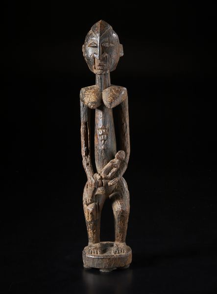 Dogon - Mali : Scultura antropomorfa in forma di maternit.Legno a patina scura.  - Asta Asta 422 | AFRICA, OCEANIA E AMERICHE - ARTIGIANATO AFRICANO: VARI COMMITTENTI E SELEZIONE DALLA COLLEZIONE BARTOLOMUCCI Online - Associazione Nazionale - Case d'Asta italiane