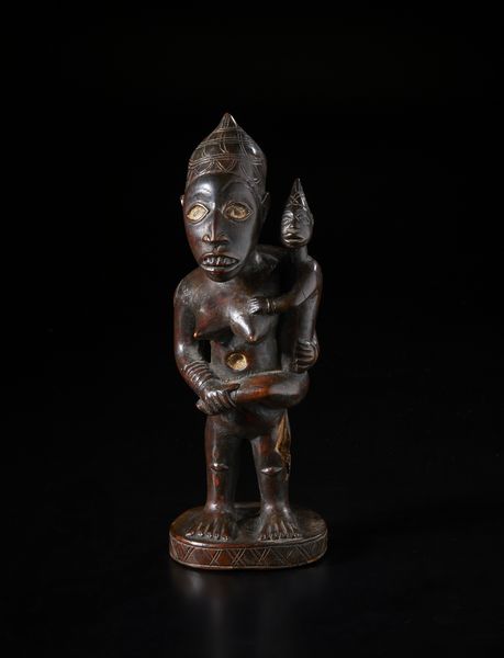 Kongo - Repubblica Democratica del Congo : Scultura-feticcio in forma di maternit.Legno duro a patina  scura e caolino.  - Asta Asta 422 | AFRICA, OCEANIA E AMERICHE - ARTIGIANATO AFRICANO: VARI COMMITTENTI E SELEZIONE DALLA COLLEZIONE BARTOLOMUCCI Online - Associazione Nazionale - Case d'Asta italiane