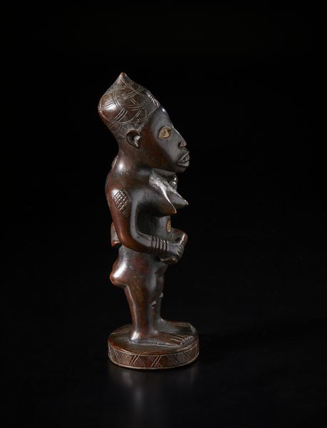 Kongo - Repubblica Democratica del Congo : Scultura-feticcio in forma di maternit.Legno duro a patina  scura e caolino.  - Asta Asta 422 | AFRICA, OCEANIA E AMERICHE - ARTIGIANATO AFRICANO: VARI COMMITTENTI E SELEZIONE DALLA COLLEZIONE BARTOLOMUCCI Online - Associazione Nazionale - Case d'Asta italiane