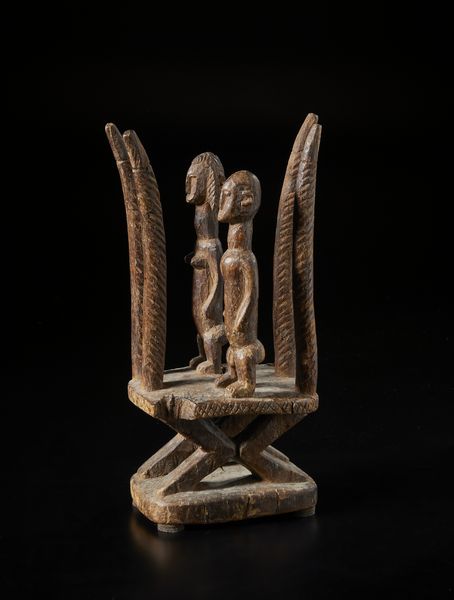 Bambara - Mali : Cimiero in forma di altare o Cy Wara  con due figure antropomorfe e quattro corna.Legno duro a patina scura  - Asta Asta 422 | AFRICA, OCEANIA E AMERICHE - ARTIGIANATO AFRICANO: VARI COMMITTENTI E SELEZIONE DALLA COLLEZIONE BARTOLOMUCCI Online - Associazione Nazionale - Case d'Asta italiane