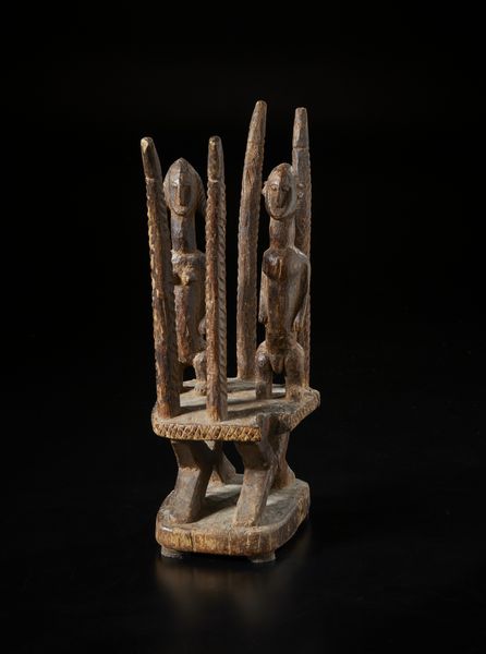 Bambara - Mali : Cimiero in forma di altare o Cy Wara  con due figure antropomorfe e quattro corna.Legno duro a patina scura  - Asta Asta 422 | AFRICA, OCEANIA E AMERICHE - ARTIGIANATO AFRICANO: VARI COMMITTENTI E SELEZIONE DALLA COLLEZIONE BARTOLOMUCCI Online - Associazione Nazionale - Case d'Asta italiane