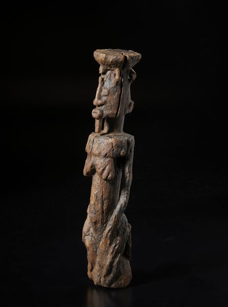 Dogon - Mali : Scultura antropomorfa inginocchiata e con contenitore sulla testa. Legno a patina naturale.  - Asta Asta 422 | AFRICA, OCEANIA E AMERICHE - ARTIGIANATO AFRICANO: VARI COMMITTENTI E SELEZIONE DALLA COLLEZIONE BARTOLOMUCCI Online - Associazione Nazionale - Case d'Asta italiane