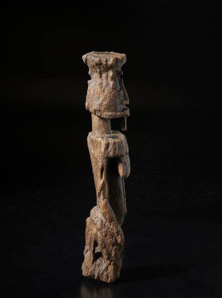 Dogon - Mali : Scultura antropomorfa inginocchiata e con contenitore sulla testa. Legno a patina naturale.  - Asta Asta 422 | AFRICA, OCEANIA E AMERICHE - ARTIGIANATO AFRICANO: VARI COMMITTENTI E SELEZIONE DALLA COLLEZIONE BARTOLOMUCCI Online - Associazione Nazionale - Case d'Asta italiane