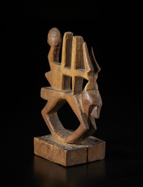 Bambara - Mali : Piccola scultura stilizzata a forma di Cywara con elementi antropozoomorfiLegno duro a patina naturale.  - Asta Asta 422 | AFRICA, OCEANIA E AMERICHE - ARTIGIANATO AFRICANO: VARI COMMITTENTI E SELEZIONE DALLA COLLEZIONE BARTOLOMUCCI Online - Associazione Nazionale - Case d'Asta italiane