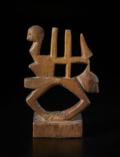 Bambara - Mali : Piccola scultura stilizzata a forma di Cywara con elementi antropozoomorfiLegno duro a patina naturale.  - Asta Asta 422 | AFRICA, OCEANIA E AMERICHE - ARTIGIANATO AFRICANO: VARI COMMITTENTI E SELEZIONE DALLA COLLEZIONE BARTOLOMUCCI Online - Associazione Nazionale - Case d'Asta italiane